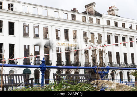 Eastbourne, Großbritannien. 23. November 2019. East Sussex Feuer- und Rettungsdienst bleiben an der Szene von gestern verheerenden Brand, der das Claremont Hotel, Eastbourne entkernt. Der Küste einschließlich der Städte in der berühmten Pier, selbst schwer durch Feuer 2014 beschädigt bleiben zu Verkehr und Fußgänger geschlossen, während die Bereinigung wird fortgesetzt. Credit: Alan Fraser/Alamy leben Nachrichten Stockfoto