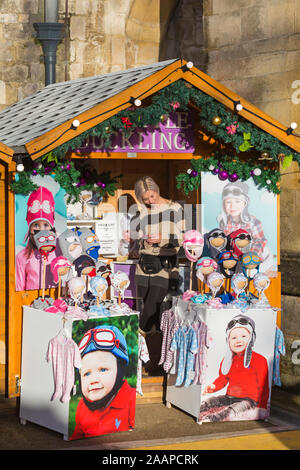 Meine kleine Entlein Marktstand verkaufen Cute Baby Mützen und Baby Kleinkind Kleidung an der Winchester Weihnachtsmarkt, Winchester, Hampshire, UK im Dezember Stockfoto