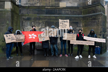 Edinburgh, Schottland, Großbritannien. 23. November 2019. Rallye und März zur Unterstützung der Pro-Democracy movement in Hongkong von der Demokratie für Hongkong in Schottland Gruppe organisiert begann bei St Giles Kathedrale und verlief entlang der Royal Mile im Schottischen Parlament. Sie versuchten über einem Buchstaben bitten für die schottische Regierung die Pro-Democracy movement in Hongkong zu unterstützen, aber keine MSP (Mitglied des schottischen Parlaments) sich zur Verfügung, um es zu erhalten, zu übergeben. Iain Masterton/Alamy Leben Nachrichten. Stockfoto