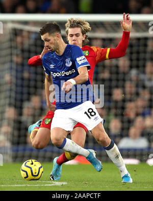 Norwich City Todd Cantwell (rechts) und Everton ist Morgan Schneiderlin Kampf um den Ball während der Premier League Spiel im Goodison Park, Liverpool. Stockfoto