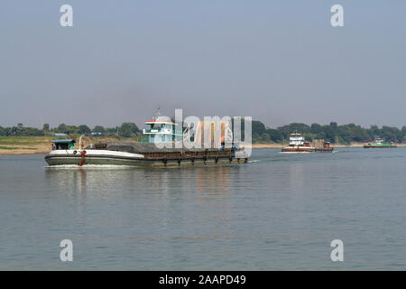 Die Boote auf dem Ayeyarwady Fluss in der Nähe von Mandalay, Myanmar. Stockfoto