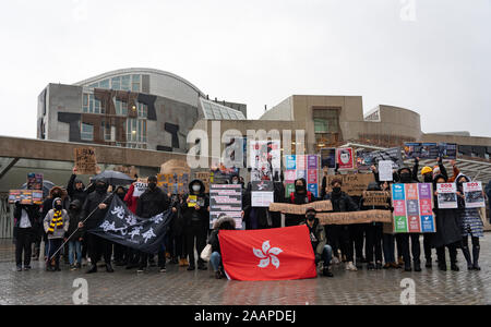 Edinburgh, Schottland, Großbritannien. 23. November 2019. Rallye und März zur Unterstützung der Pro-Democracy movement in Hongkong von der Demokratie für Hongkong in Schottland Gruppe organisiert begann bei St Giles Kathedrale und verlief entlang der Royal Mile im Schottischen Parlament. Sie versuchten über einem Buchstaben bitten für die schottische Regierung die Pro-Democracy movement in Hongkong zu unterstützen, aber keine MSP (Mitglied des schottischen Parlaments) sich zur Verfügung, um es zu erhalten, zu übergeben. Iain Masterton/Alamy Leben Nachrichten. Stockfoto