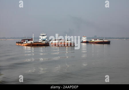 Die Boote auf dem Irrawaddy Fluss in der Region Mandalay, Myanmar. Kopieren Sie Platz für Text. Stockfoto