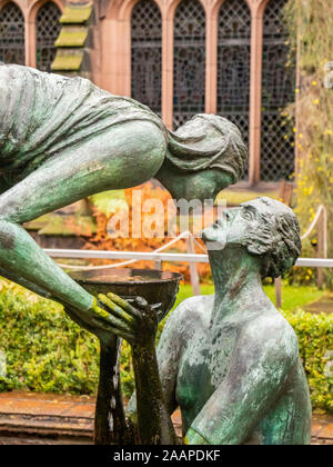 Das Wasser des Lebens Skulptur im Klostergarten an der Kathedrale von Chester durch den Künstler und Bildhauer von Stephen Broadbent Stockfoto