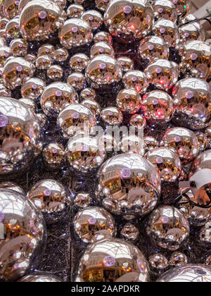 Nahaufnahme der Gruppe von Silber Christbaumschmuck Kugeln Kugeln Stockfoto