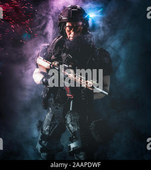 3D-Illustration - Special Forces Military Soldat (taktische) uniformierten Holding sein Gewehr Stockfoto