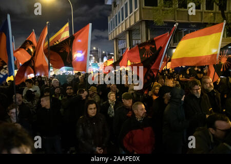 Madrid, Spanien. 22 Nov, 2019. Die spanische Phalanx feiert das Jubiläum und Tribut an José Antonio Primo de Rivera, die von Genua Straße in Madrid ab und das wird das Valle de los Caídos erreichen. (Foto von Alberto Sibaja/Pacific Press) Quelle: Pacific Press Agency/Alamy leben Nachrichten Stockfoto