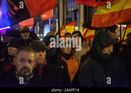 Madrid, Spanien. 22 Nov, 2019. Die spanische Phalanx feiert das Jubiläum und Tribut an José Antonio Primo de Rivera, die von Genua Straße in Madrid ab und das wird das Valle de los Caídos erreichen. (Foto von Alberto Sibaja/Pacific Press) Quelle: Pacific Press Agency/Alamy leben Nachrichten Stockfoto