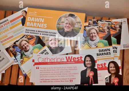 Wahl Merkblätter für Catherine westlich von Arbeits- und Dawn Barnes von liberalen Demokraten Wood Green und hornsey parlamentarische Kandidaten für den allgemeinen el Stockfoto