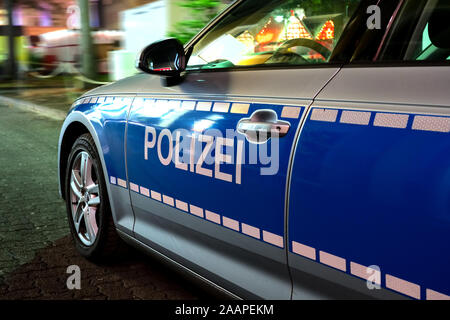 Polizei auf einem deutschen Polizei Auto Stockfoto