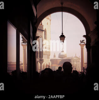Venedig, Italien: Eindrucksvolle Aussicht von der Procuratie Arkaden von S. Marco Platz mit der Kirche und dem Palazzo Ducale Stockfoto