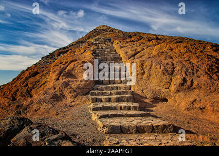 Treppe zum Gipfel. Wandern wanderung Tour auf Madeira Insel, Ponta de Sao Lourenco. Es ist Natur Hintergrund der einen wunderbaren Blick auf das Meer Stockfoto