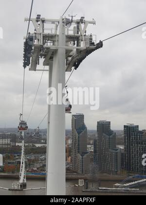 Eine der hohen Masten für die Emirates Air Line Seilbahn Kreuzung aus der Royal Docks auf der Themse Canary Wharf. Stockfoto