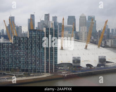 Querformat der O2-Arena in London, den Millennium Dome, mit umliegenden Gebäude auf der Greenwich Peninsula und Canary Wharf in der Ferne. Stockfoto