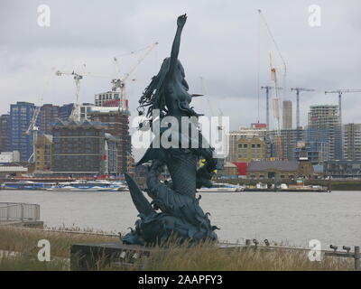 Moderne Kunst und Skulptur ist Teil der Konzeption an der Waterfront Entwicklung der oberen Riverside in London Greenwich Peninsula. Stockfoto