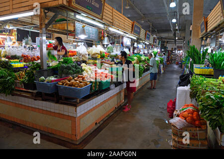 Typische Stände mit riesiger Auswahl eine frischem Obst und Gemüse mit dem Banzaan frische Markt, Patong Beach, Phuket, Thailand Stockfoto