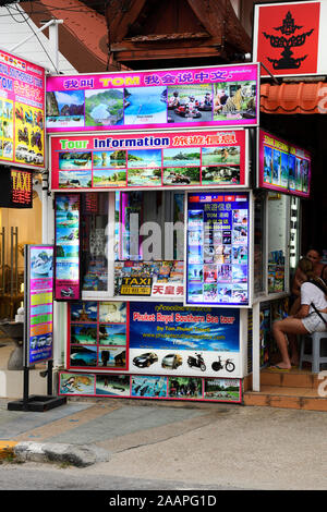 Typischer Straßenstand und Buchung von Touren und Ausflügen, Patong Beach, Phuket, Thailand Stockfoto