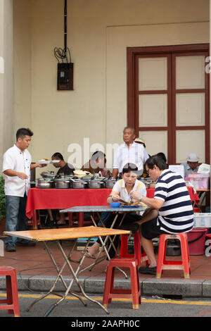 Die Menschen vor Ort Vorbereitung Street Food für die Übernachtung am Wochenende - Markt in Malakka, Malaysia Stockfoto