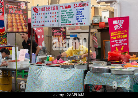 Die Menschen vor Ort Vorbereitung Street Food für die Übernachtung am Wochenende - Markt in Malakka, Malaysia Stockfoto