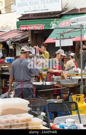 Die Menschen vor Ort Vorbereitung Street Food für die Übernachtung am Wochenende - Markt in Malakka, Malaysia Stockfoto