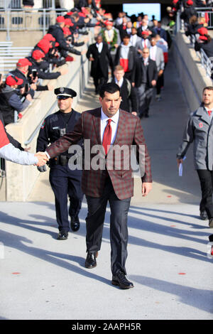 Columbus, Ohio, USA. 23 Nov, 2019. Ohio State Buckeyes Haupttrainer Ryan Tag Wandern in Ohio Stadium während der NCAA Football Spiel zwischen der Penn State Nittany Lions & Ohio State Buckeyes am Ohio Stadium in Columbus, Ohio. JP Waldron/Cal Sport Media/Alamy leben Nachrichten Stockfoto