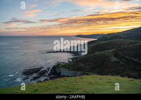 Zumaia flysch geologischen Schichten Schichten in der Morgendämmerung, Baskenland Stockfoto