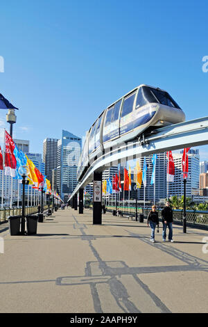 Die Monorail Bahn auf der Pyrmont Bridge in Darling Harbour, Sydney Stockfoto