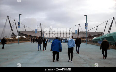 Ventilatoren ankommen vor der Premier League Match an der Etihad Stadium, Manchester. Stockfoto