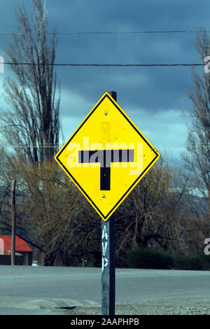 T-Kreuzung vor, gelbe Schild Warnung vor plötzlichen ihazard. Argentinien. Patagonien. Stockfoto