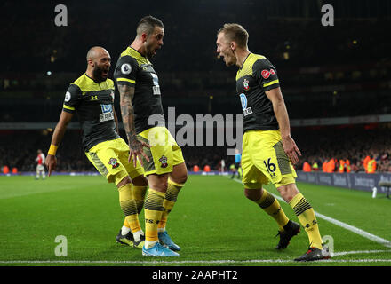 Von Southampton James Ward-Prowse (rechts) feiert das zweite Ziel seiner Seite des Spiels mit Danny Ings zählen während der Premier League Match im Emirates Stadium, London. Stockfoto