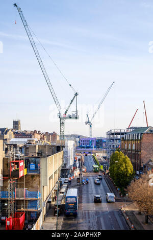 Turmkrane auf einer großen Baustelle. Sanierung der breiten Sumpf, Nottingham, England, Großbritannien Stockfoto