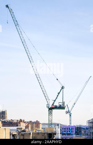 Turmkrane auf einer Baustelle. Groß angelegte Sanierung des breiten Sumpf, Nottingham, England, Großbritannien Stockfoto