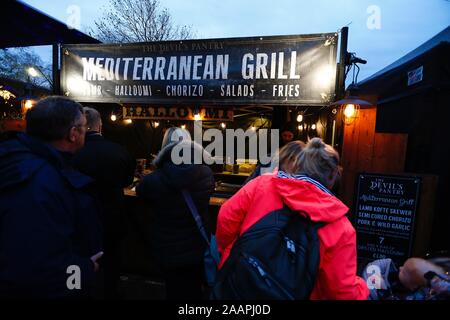 Tenterden, Kent, Großbritannien. 23. November 2019. Der jährliche Weihnachtsmarkt und Markt im Herzen von Tenterden Stadtzentrum ist besetzt mit Leuten auf einen milden Winter. Die Veranstaltung ist geöffnet bis Sonntag, den 24. November. © Paul Lawrenson 2019, Foto: Paul Lawrenson/Alamy leben Nachrichten Stockfoto