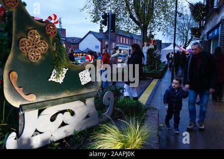 Tenterden, Kent, Großbritannien. 23. November 2019. Der jährliche Weihnachtsmarkt und Markt im Herzen von Tenterden Stadtzentrum ist besetzt mit Leuten auf einen milden Winter. Die Veranstaltung ist geöffnet bis Sonntag, den 24. November. © Paul Lawrenson 2019, Foto: Paul Lawrenson/Alamy leben Nachrichten Stockfoto