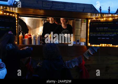 Tenterden, Kent, Großbritannien. 23. November 2019. Der jährliche Weihnachtsmarkt und Markt im Herzen von Tenterden Stadtzentrum ist besetzt mit Leuten auf einen milden Winter. Die Veranstaltung ist geöffnet bis Sonntag, den 24. November. © Paul Lawrenson 2019, Foto: Paul Lawrenson/Alamy leben Nachrichten Stockfoto