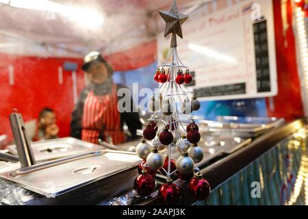 Tenterden, Kent, Großbritannien. 23. November 2019. Der jährliche Weihnachtsmarkt und Markt im Herzen von Tenterden Stadtzentrum ist besetzt mit Leuten auf einen milden Winter. Die Veranstaltung ist geöffnet bis Sonntag, den 24. November. © Paul Lawrenson 2019, Foto: Paul Lawrenson/Alamy leben Nachrichten Stockfoto