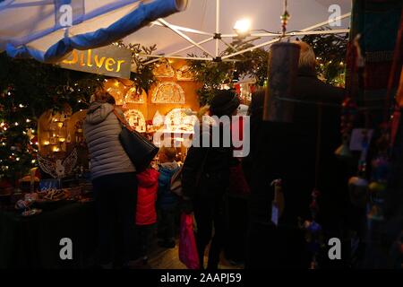 Tenterden, Kent, Großbritannien. 23. November 2019. Der jährliche Weihnachtsmarkt und Markt im Herzen von Tenterden Stadtzentrum ist besetzt mit Leuten auf einen milden Winter. Die Veranstaltung ist geöffnet bis Sonntag, den 24. November. © Paul Lawrenson 2019, Foto: Paul Lawrenson/Alamy leben Nachrichten Stockfoto