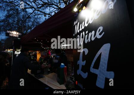 Tenterden, Kent, Großbritannien. 23. November 2019. Der jährliche Weihnachtsmarkt und Markt im Herzen von Tenterden Stadtzentrum ist besetzt mit Leuten auf einen milden Winter. Die Veranstaltung ist geöffnet bis Sonntag, den 24. November. © Paul Lawrenson 2019, Foto: Paul Lawrenson/Alamy leben Nachrichten Stockfoto