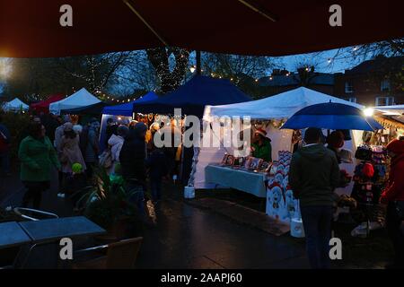 Tenterden, Kent, Großbritannien. 23. November 2019. Der jährliche Weihnachtsmarkt und Markt im Herzen von Tenterden Stadtzentrum ist besetzt mit Leuten auf einen milden Winter. Die Veranstaltung ist geöffnet bis Sonntag, den 24. November. © Paul Lawrenson 2019, Foto: Paul Lawrenson/Alamy leben Nachrichten Stockfoto