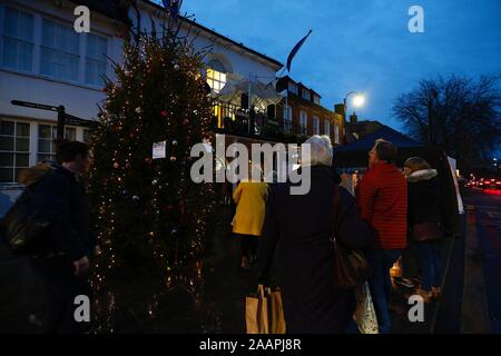 Tenterden, Kent, Großbritannien. 23. November 2019. Der jährliche Weihnachtsmarkt und Markt im Herzen von Tenterden Stadtzentrum ist besetzt mit Leuten auf einen milden Winter. Die Veranstaltung ist geöffnet bis Sonntag, den 24. November. © Paul Lawrenson 2019, Foto: Paul Lawrenson/Alamy leben Nachrichten Stockfoto