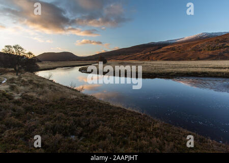 Bereich von Braemar, Schottland. Malerische Silhouette Sonnenuntergang Blick auf den Fluss Dee am Stadtrand von Breamar. Stockfoto