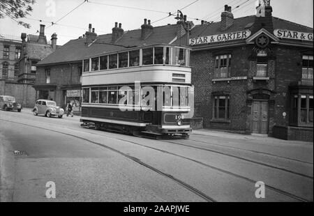 Sheffield Standard Tram Nr. 108 auf dem Weg zum Einlass. Bild außerhalb der Star und Strumpfband Hotel und Pub im Winter Street, Sheffield 3 Stern und Strumpfband Seit geschlossen und die Gegend unter Sanierung. Bild während der 1950 s Stockfoto