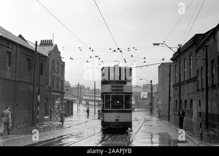 Sheffield Standard Tram Nr. 150 außerhalb des Quality Hotel Stoke, Nr. 13, Bridge Street. Das Gebäude wurde 1970 abgerissen. An einem regnerischen Tag in 1960 in Sheffield City Centre. Stockfoto