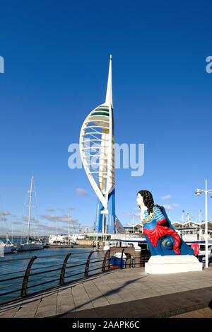 Die Emirate Spinnaker Tower und der schiffsvorräte Repräsentationsfigur auf Gunwharf Quays Portsmouth Hampshire England Großbritannien Stockfoto