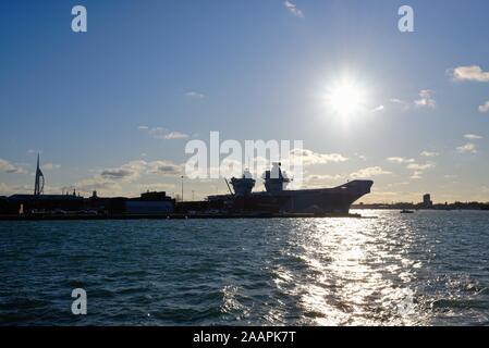 Der Royal Navy neue Flugzeugträger HMS 'Prince of Wales' festgemacht am Liegeplatz im Hafen von Portsmouth, Hampshire England Großbritannien Stockfoto