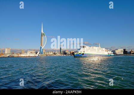 Die Waterfront von Portsmouth gesehen vom Hafen mit der Emirates Spinnaker Tower auf Gunwharf Quays Portsmouth Hampshire UK Stockfoto