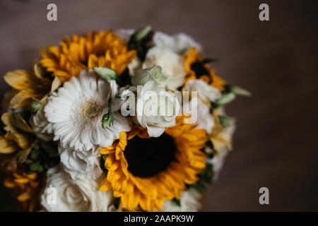 Nahaufnahme des Blumenstraußes von Sonnenblumen und Rosen. Stockfoto