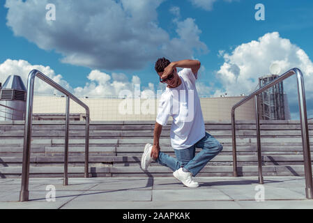 Junge und aktive Tänzer, sportlichen Mann, im Sommer in der Stadt, Break-Tänzer, Hip-Hop, Modern Dance Stil, Jugend Lifestyle. Straße urban Fitness Stockfoto