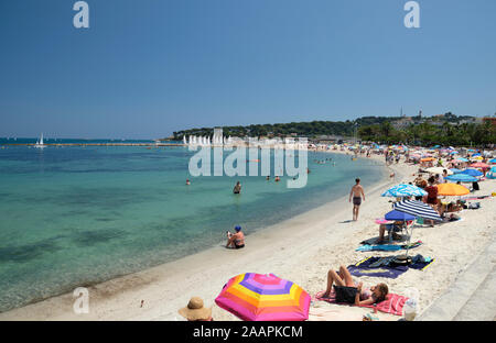 Blick auf den Strand und die Küste von Antibes an einem sonnigen Tag mit blauem Himmel Stockfoto