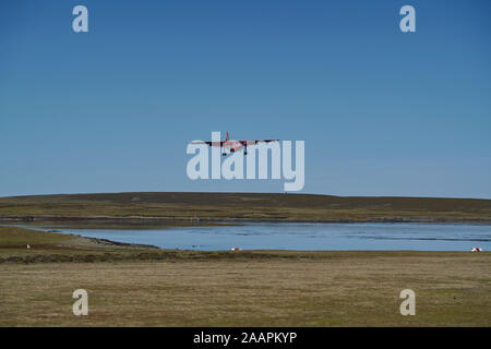 Kleine Flugzeuge auf einem Gras Landebahn auf der trostlosen Insel in den Falkland Inseln zu landen Stockfoto